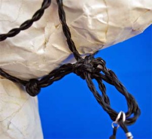 RopeHalter3 A fiador is a round knot under the chin, which makes a loop where the trainer can clip on the lead rope.